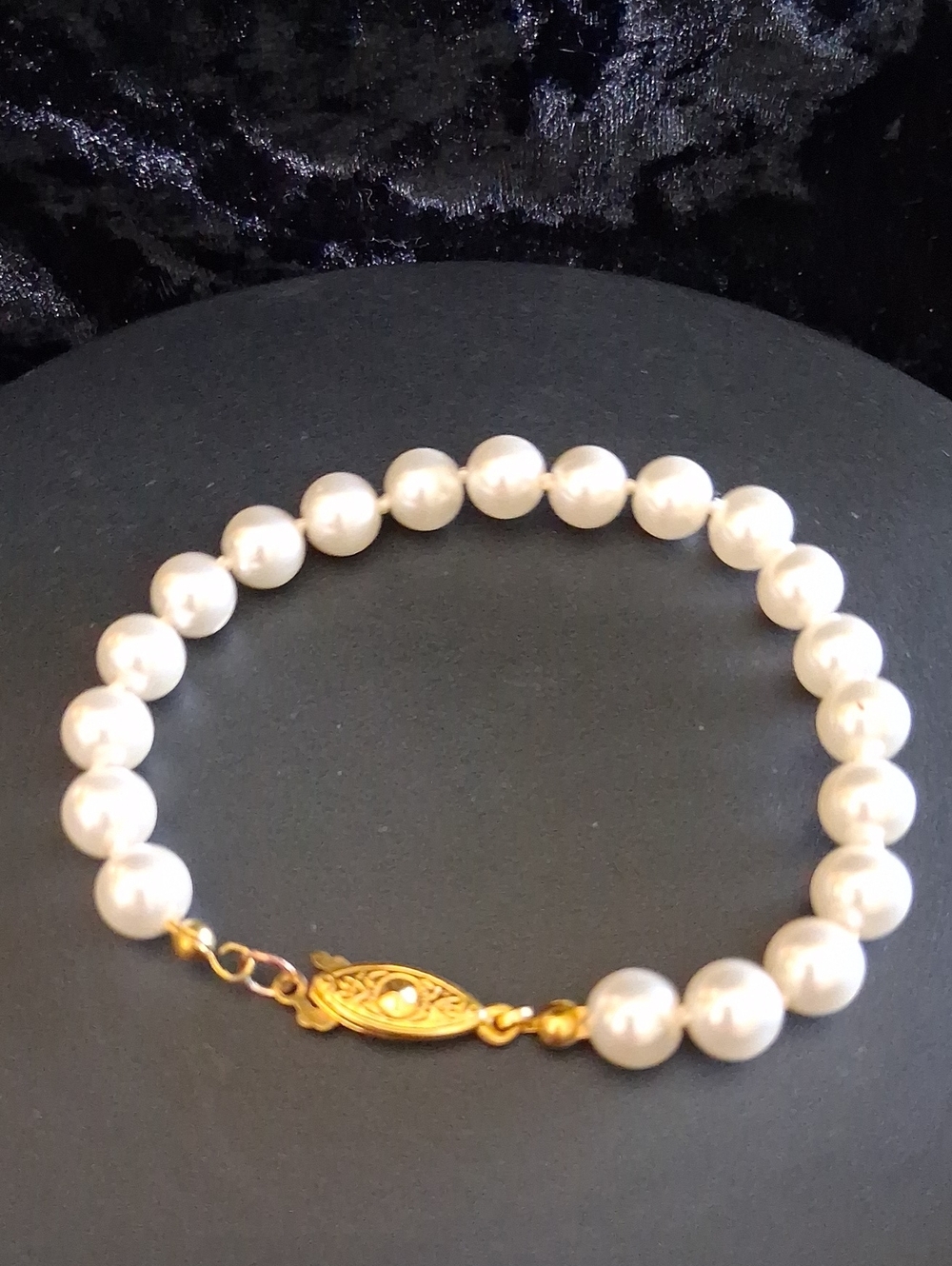 Vintage White Pearl Bracelet with Gold Clasp.